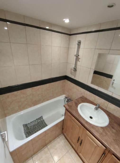 Duplex Cosy Apartment Гонес Екстериор снимка